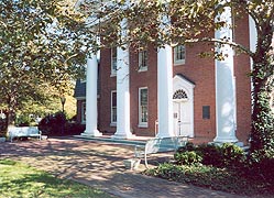 [photo, Kent County Courthouse, 103 North Cross St., Chestertown, Maryland]